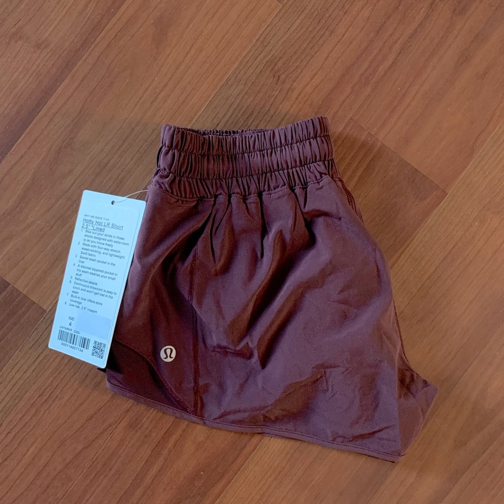 Lululemon Hotty Hot Low-Rise Lined Short 2.5"